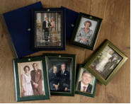 De foto's worden gegeven als relatiegeschenk of bedankje.