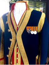 livrei van een lakei, met breed goudgalon, voorzien van de Nederlandse leeuw