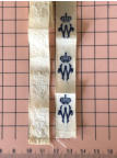 Twee stukjes lint met monogram van Wilhelmina