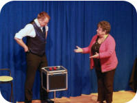 met een vrijwilligster uit het publiek